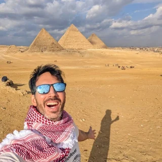 Daniel Matesa en las pirámides de Giza