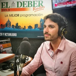 Daniel Matesa entrevistado en la radio