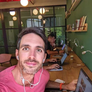 Daniel Matesa trabajando con el portátil en un coworking