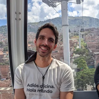 Daniel Matesa en el teleférico de Medellín con la camiseta «Adiós oficina. Hola mundo»