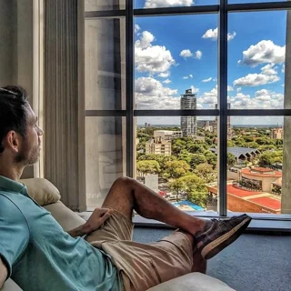 Daniel Matesa mirando la ciudad desde un ventanal
