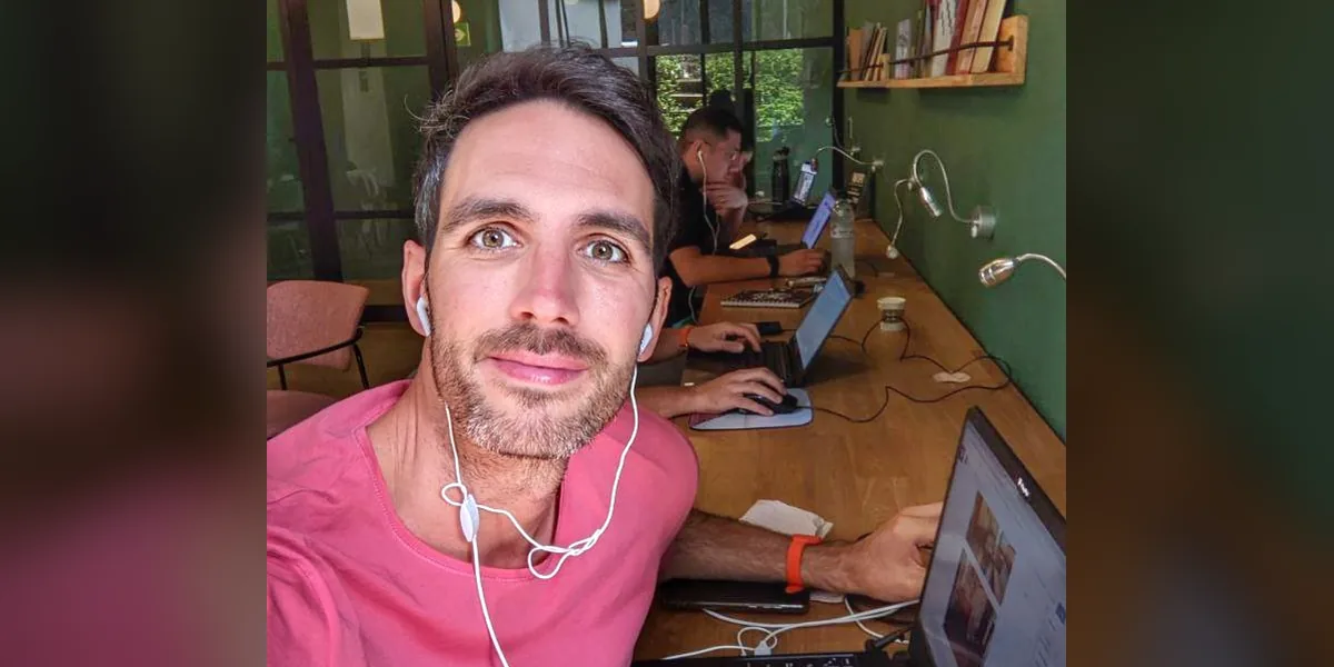 Daniel Matesa trabajando con su portátil en un coworking
