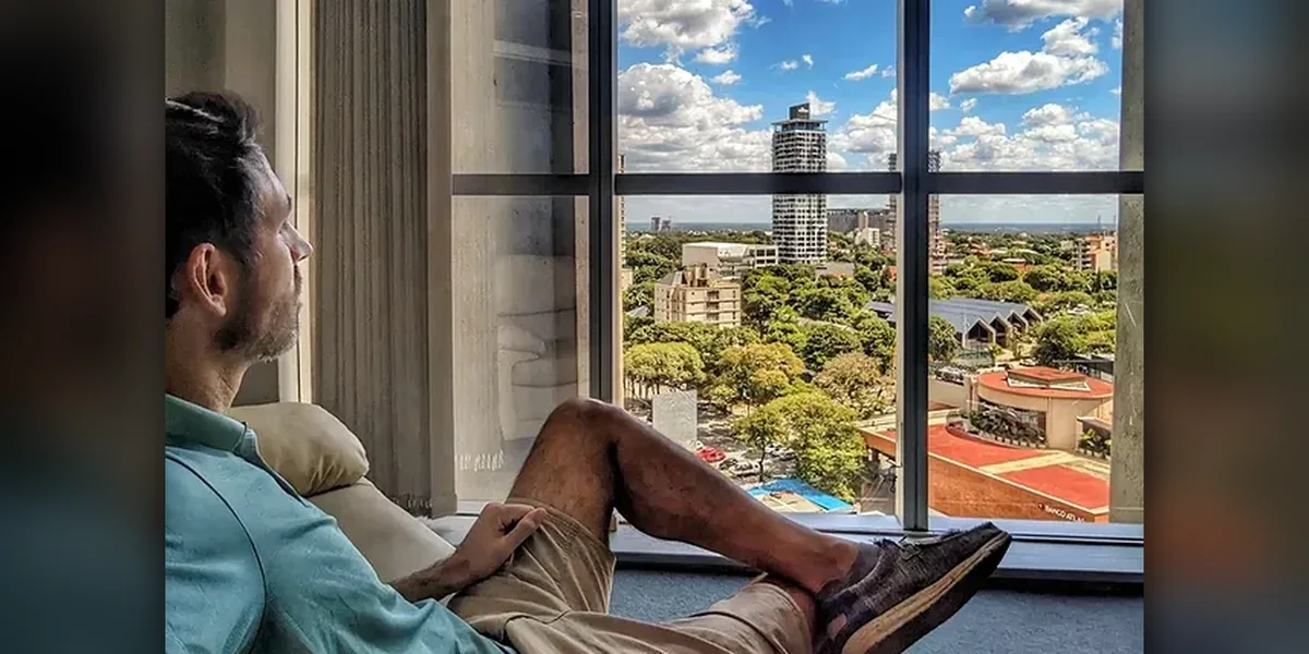 Daniel Matesa mirando la ciudad desde una ventana
